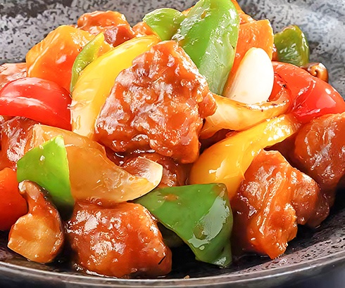 知の食材を使った多彩な料理の提供